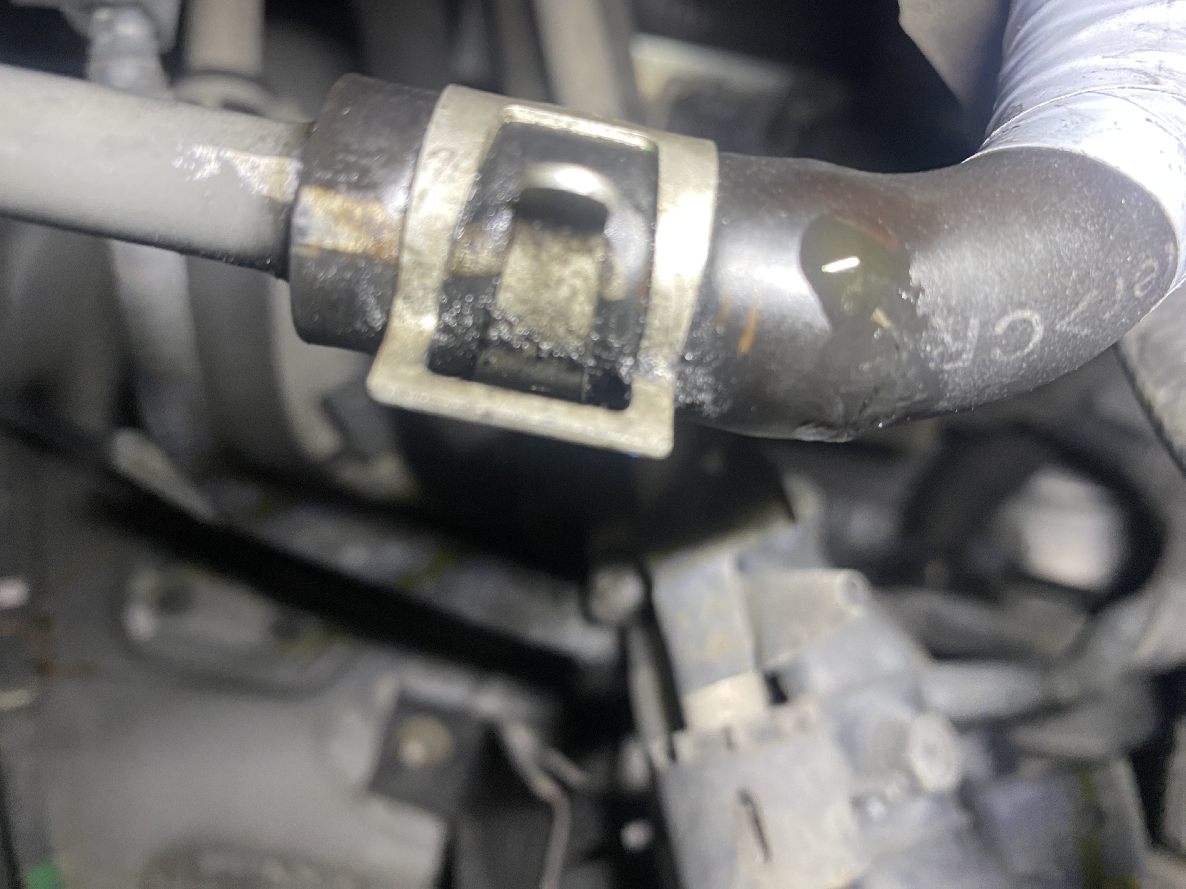 春のドライブ前にチェックしたい車のオイル漏れとメンテナンス🚗