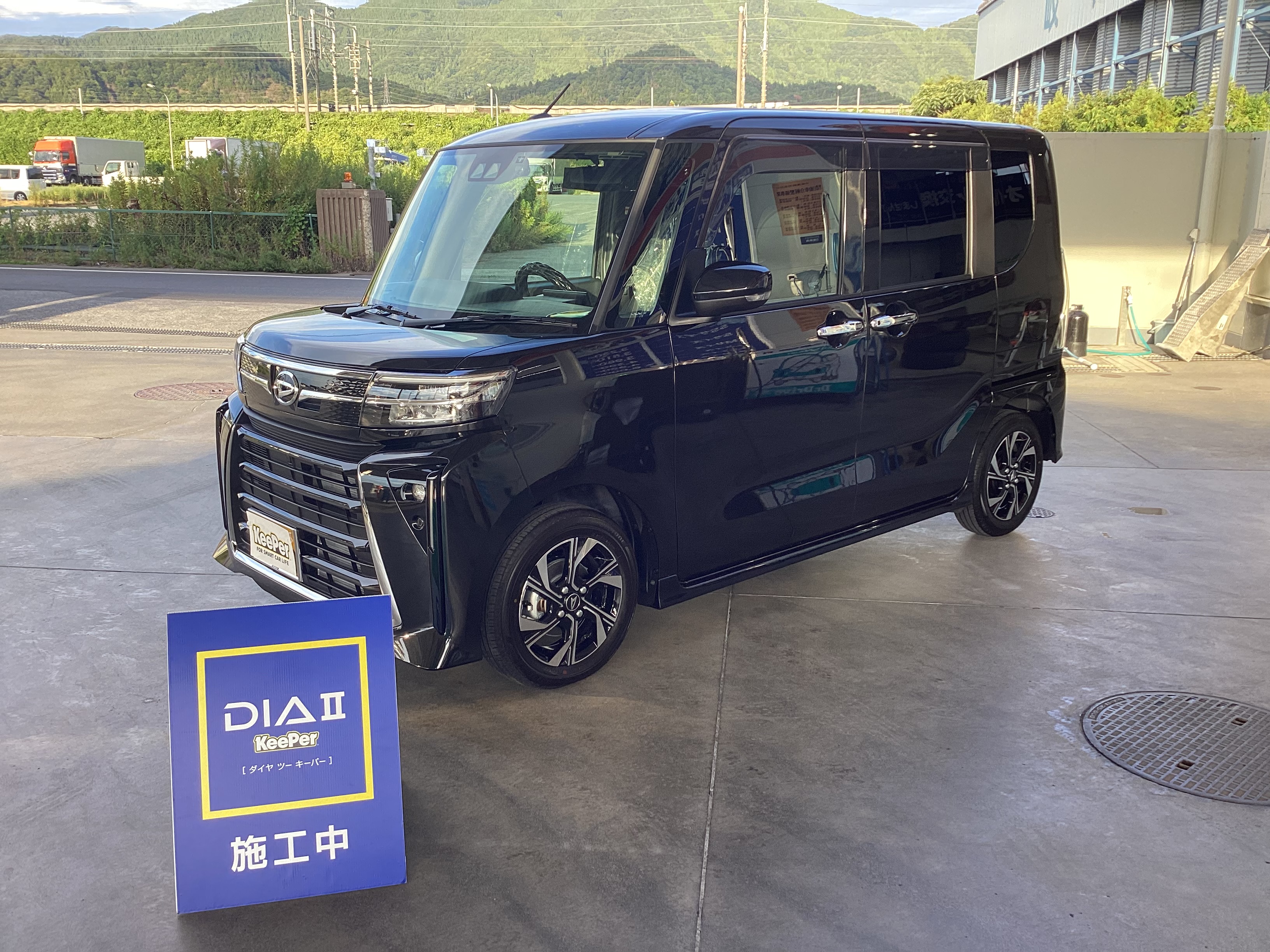 黒いダイハツ　タントにダイヤⅡキーパーを施工した後の光沢のあるボディ