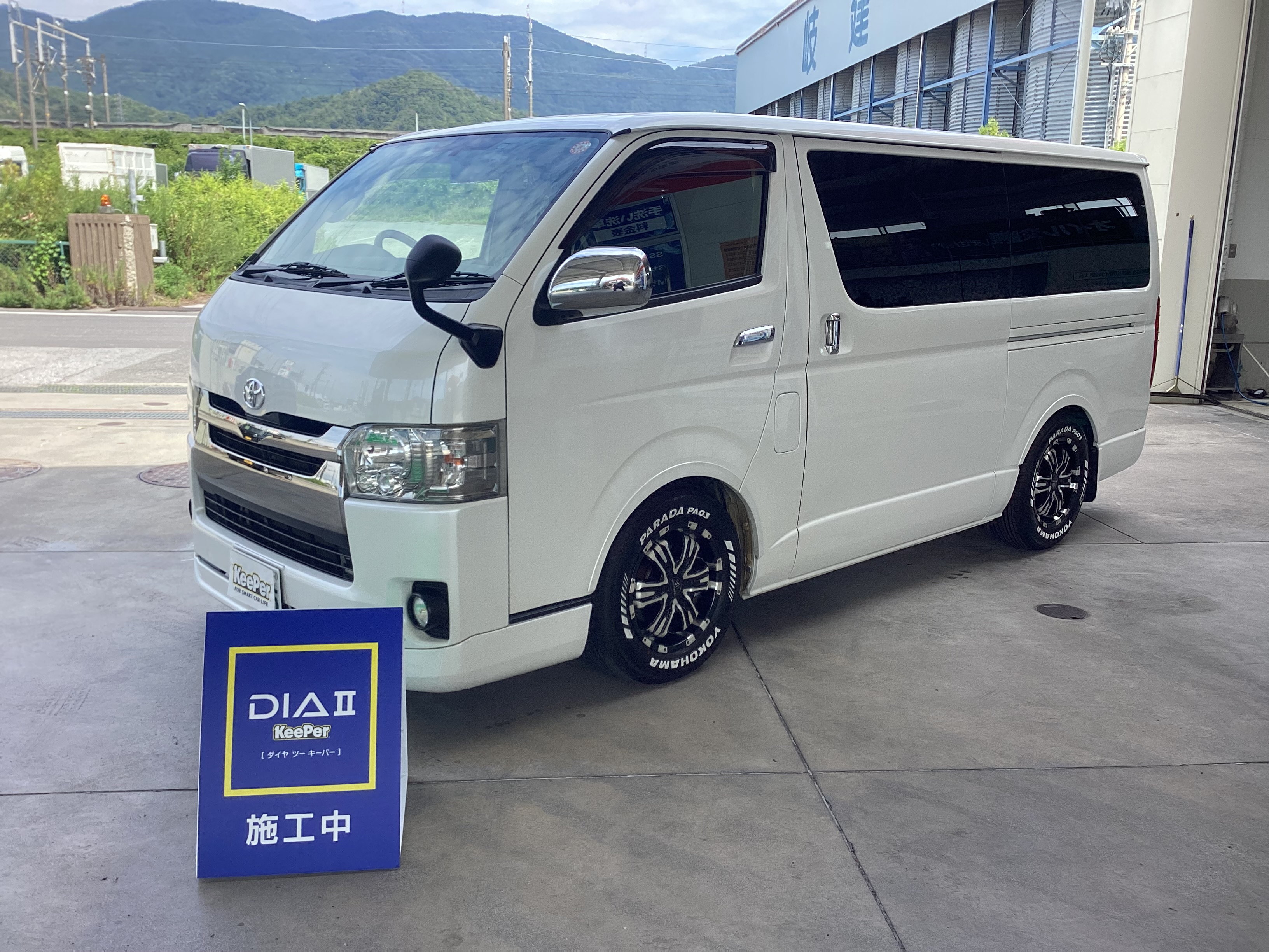 白いトヨタ　ハイエースにダイヤⅡキーパープレミアムを施工した後のツヤのあるボディ