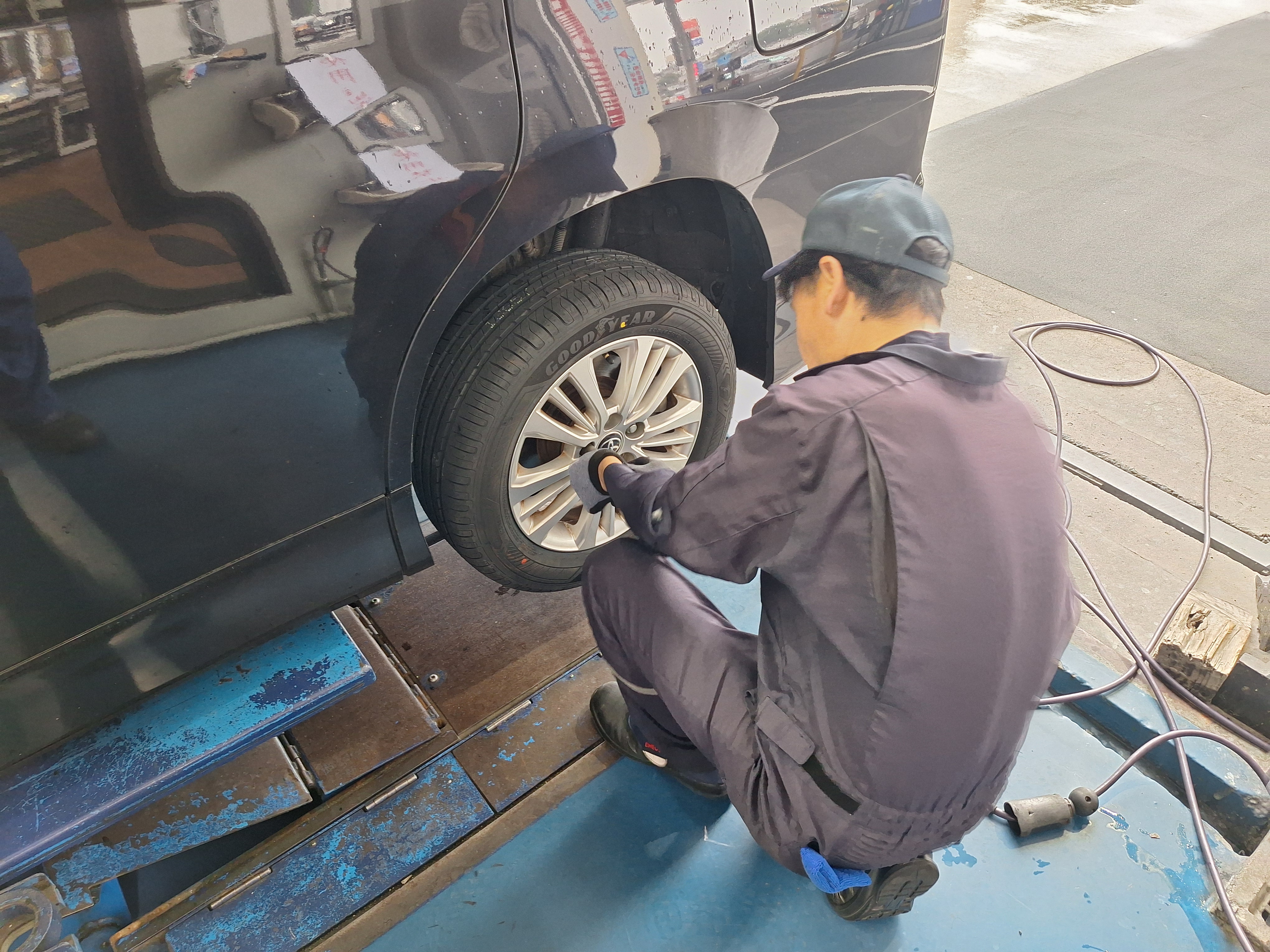 タイヤ交換作業をする様子