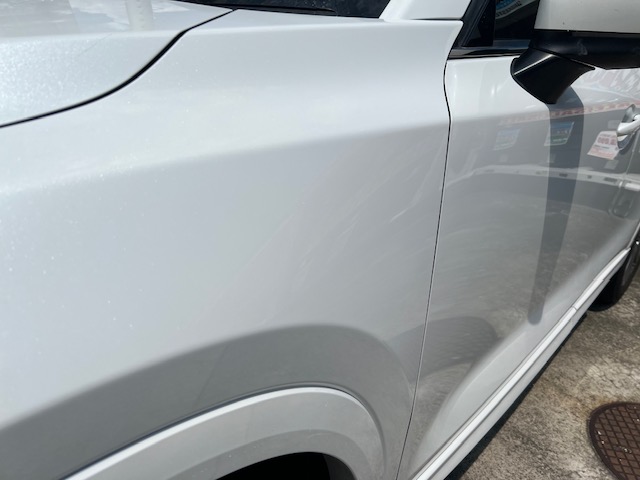 白いマツダ／CX-5び左側フロントフェンダーのへこみ傷を修理した施工後