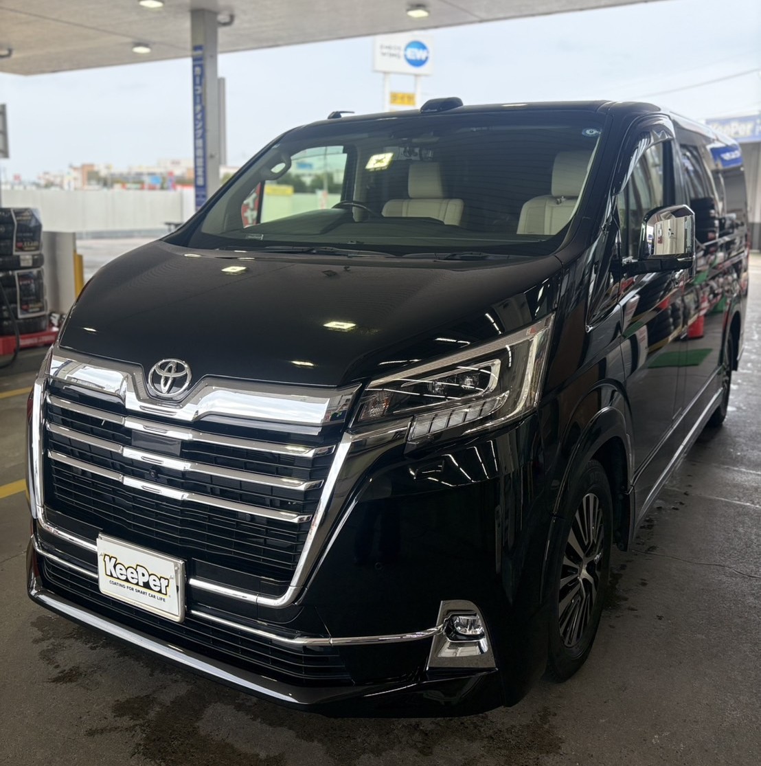 米子インターTSで黒いトヨタグランエースの純水手洗い洗車