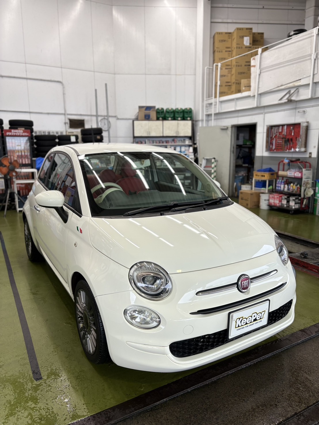 米子インターTSで白いフィアット500の純水手洗い洗車の施工