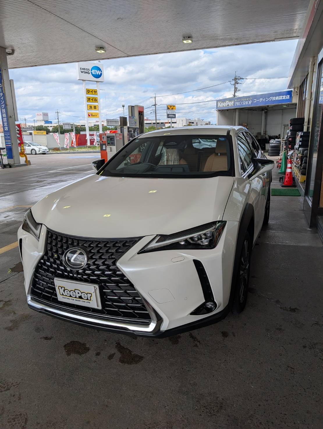 米子インターTSで白いレクサス／URに純水手荒い洗車を施工