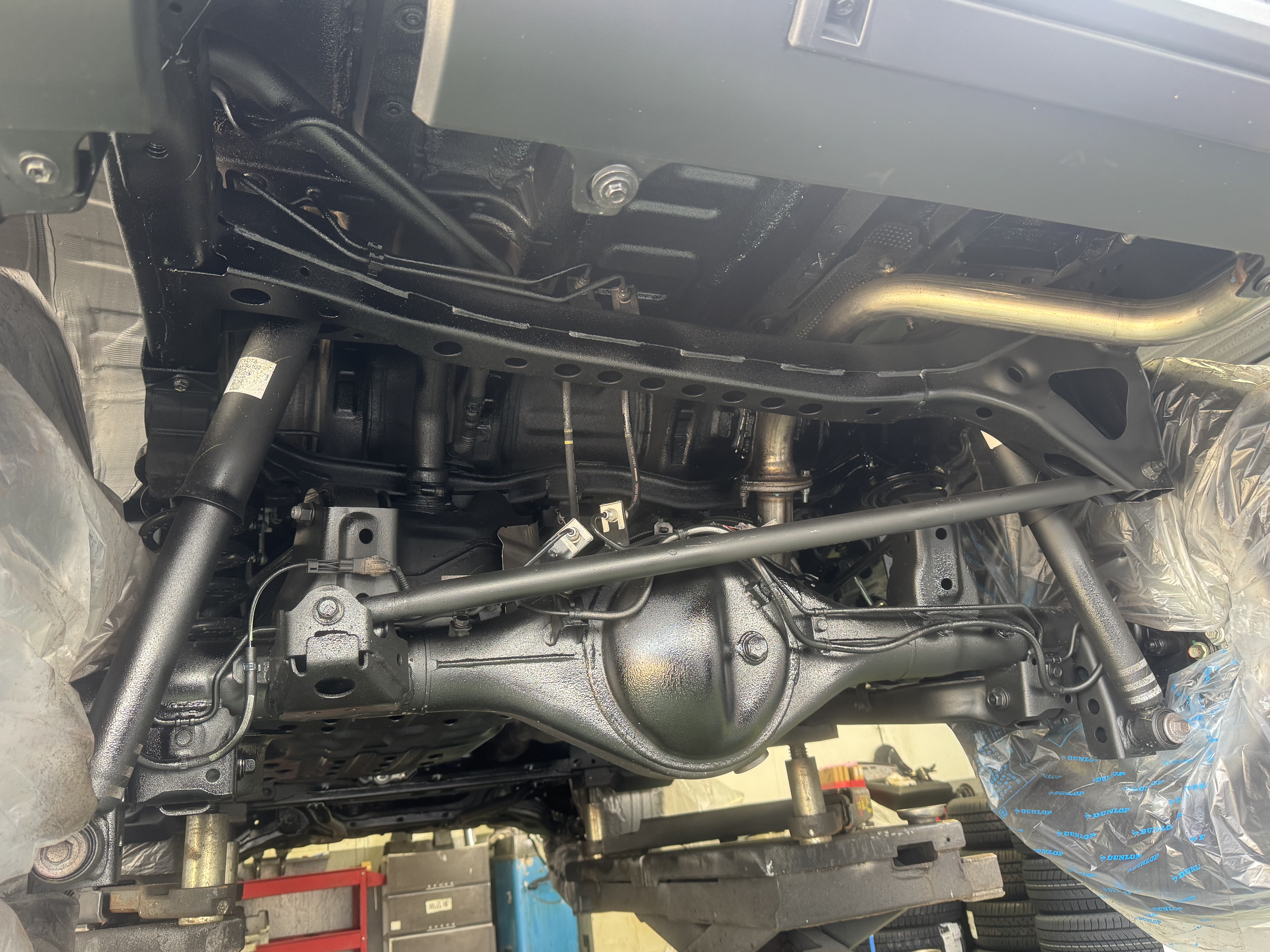 米子インターTSで下廻り防錆の作業風景