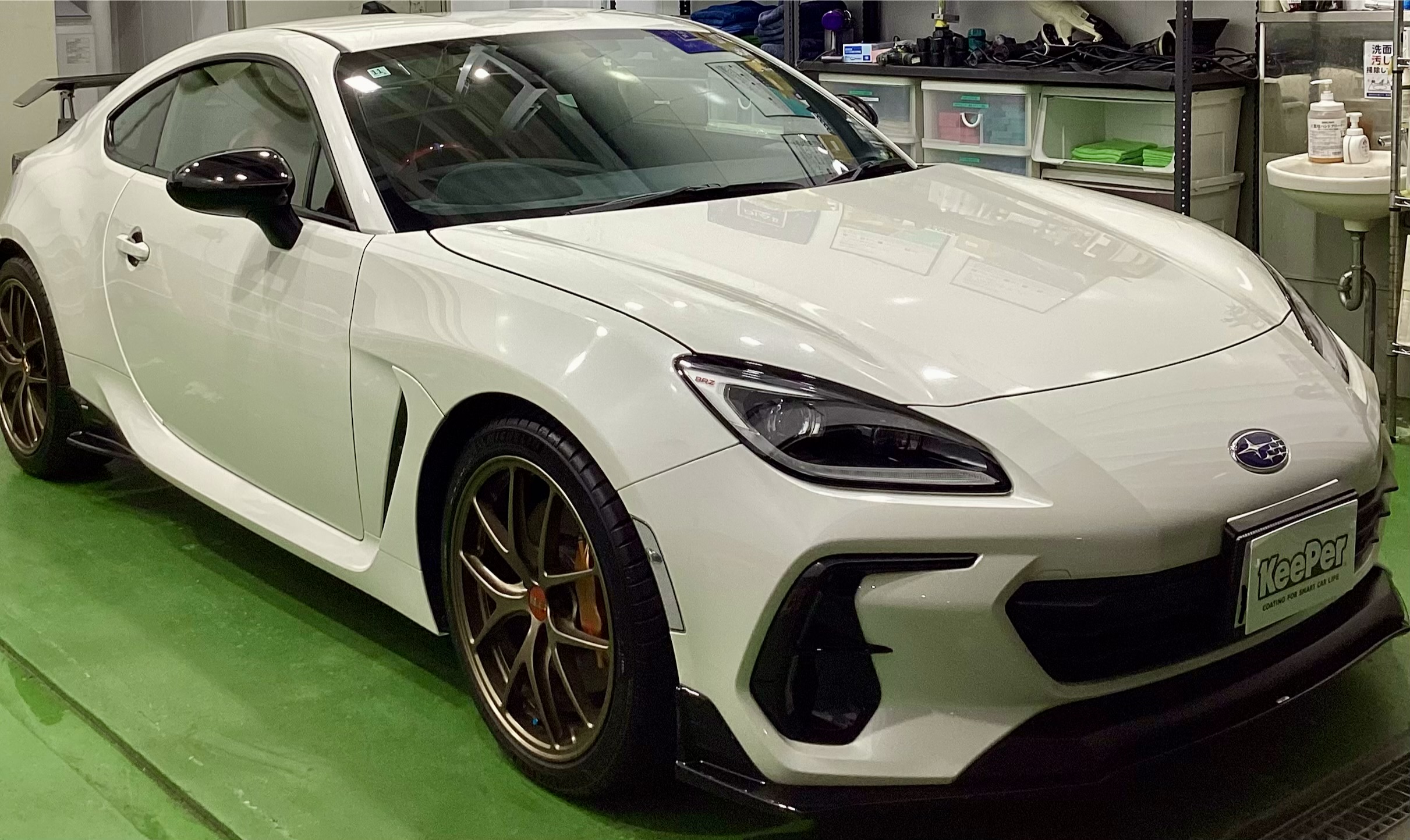 白のスバルBRZにフレッシュキーパーを施工しヌルテカになったボディ