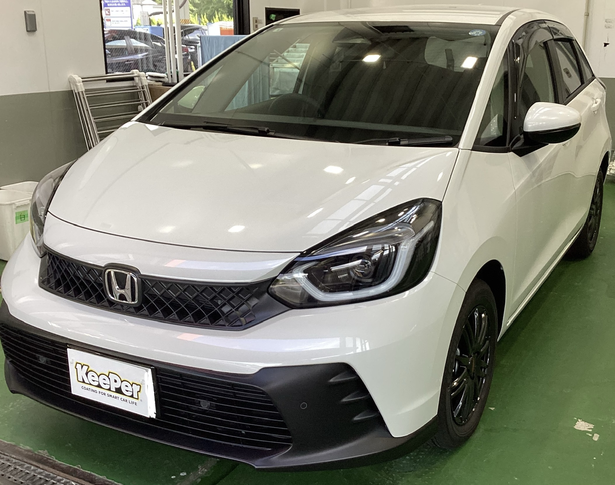 白いホンダ・フィットにフレッシュキーパーを施工しヌルテカになったボディ