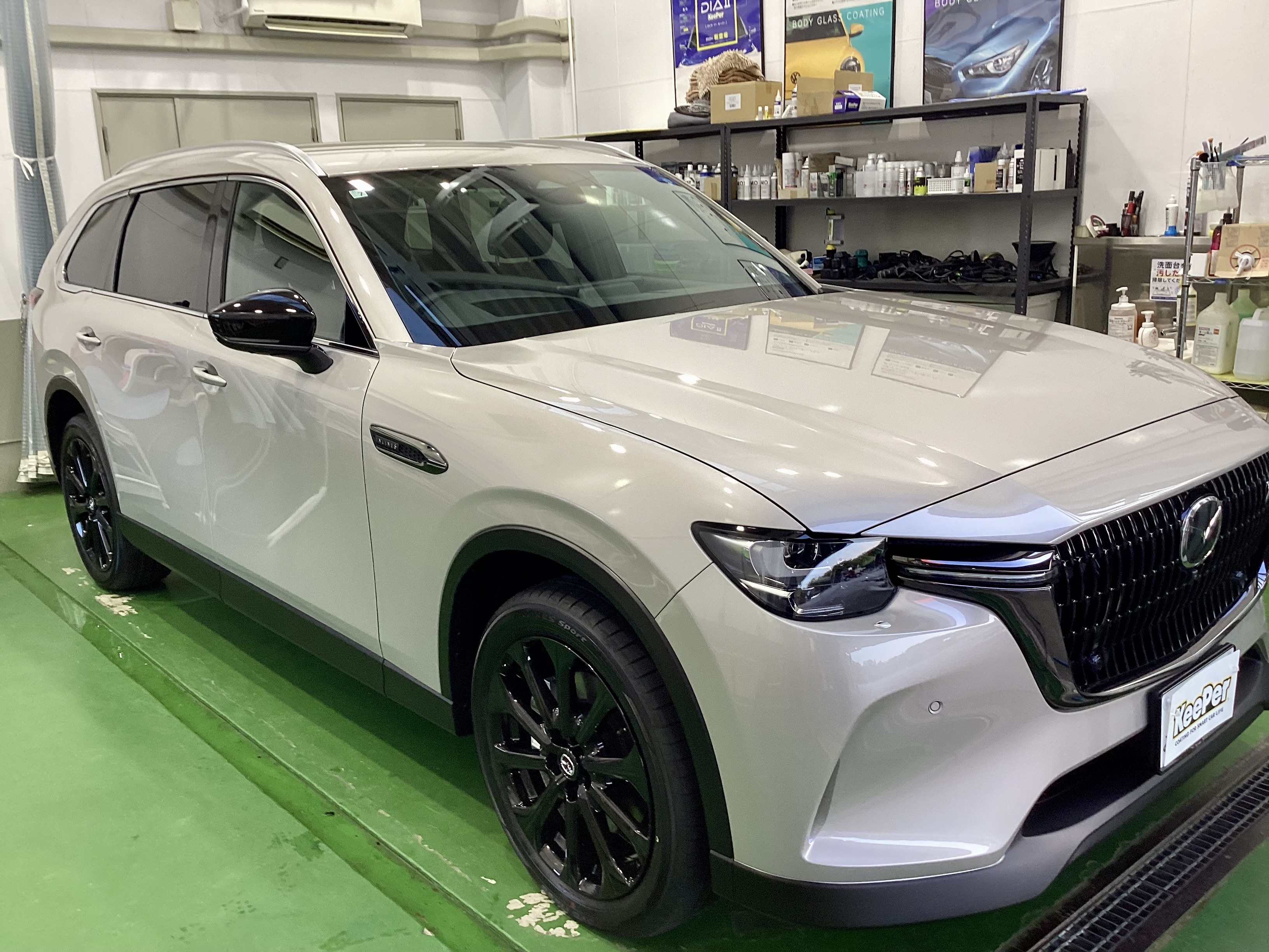 新車のマツダ　CX-80にEXキーパープレミアムを施工した後のツヤツヤのボディ