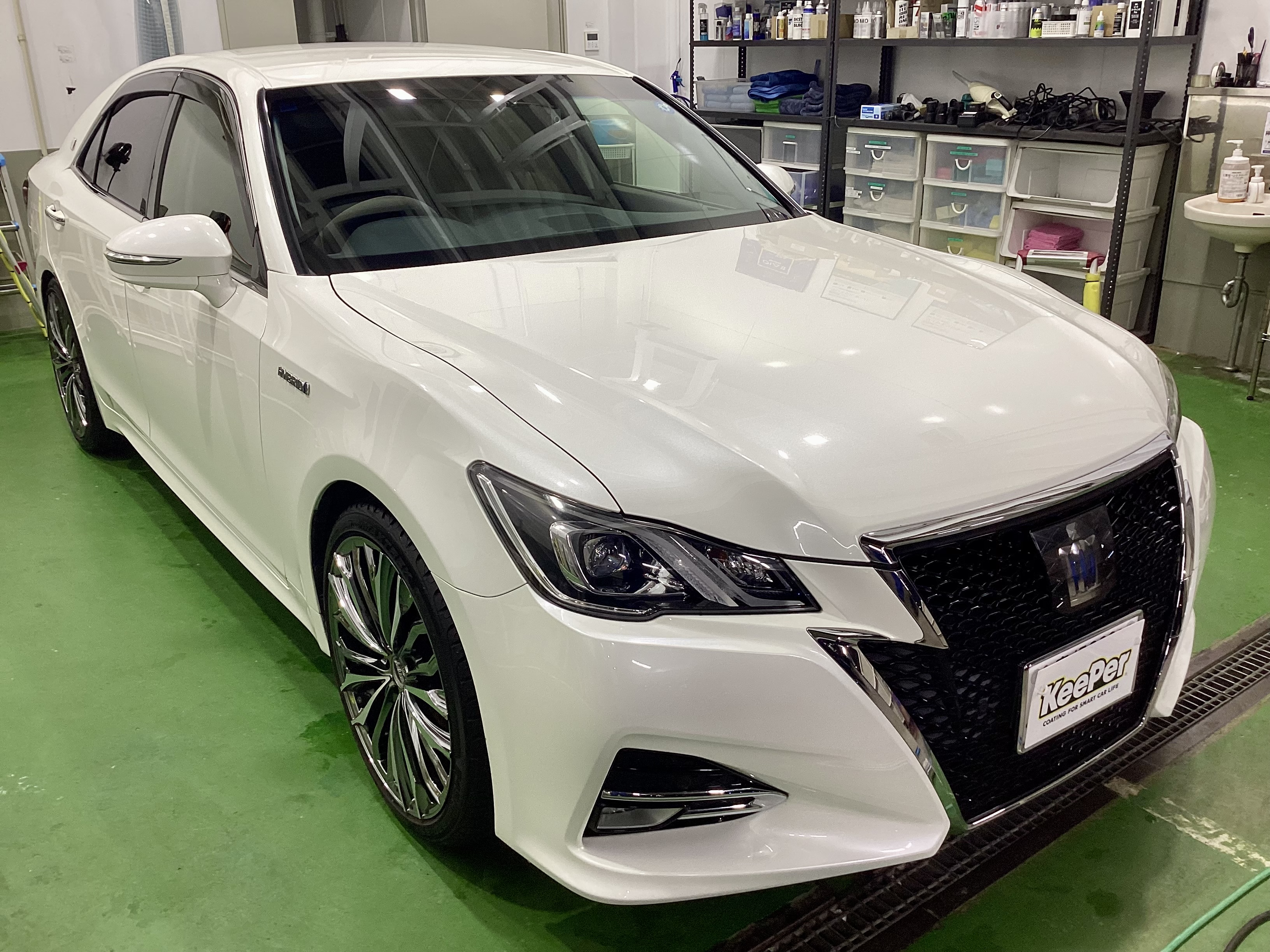 白いトヨタ　クラウンにフレッシュキーパーを施工した後のツヤのあるボディ