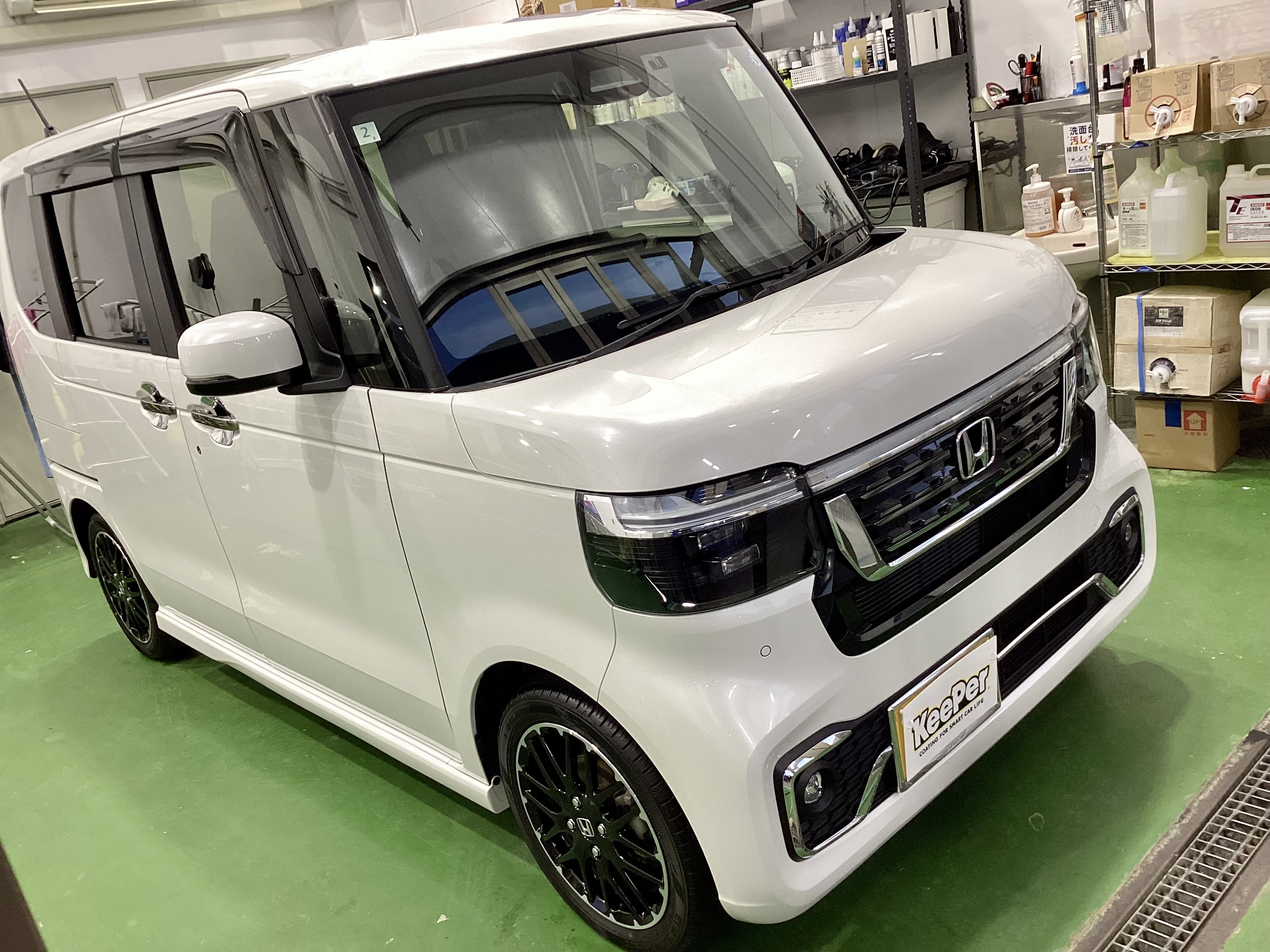 白い新車のホンダN-BOXにダイヤⅡキーパープレミアムを施工し、細部まで新車以上に光沢が増したボディ