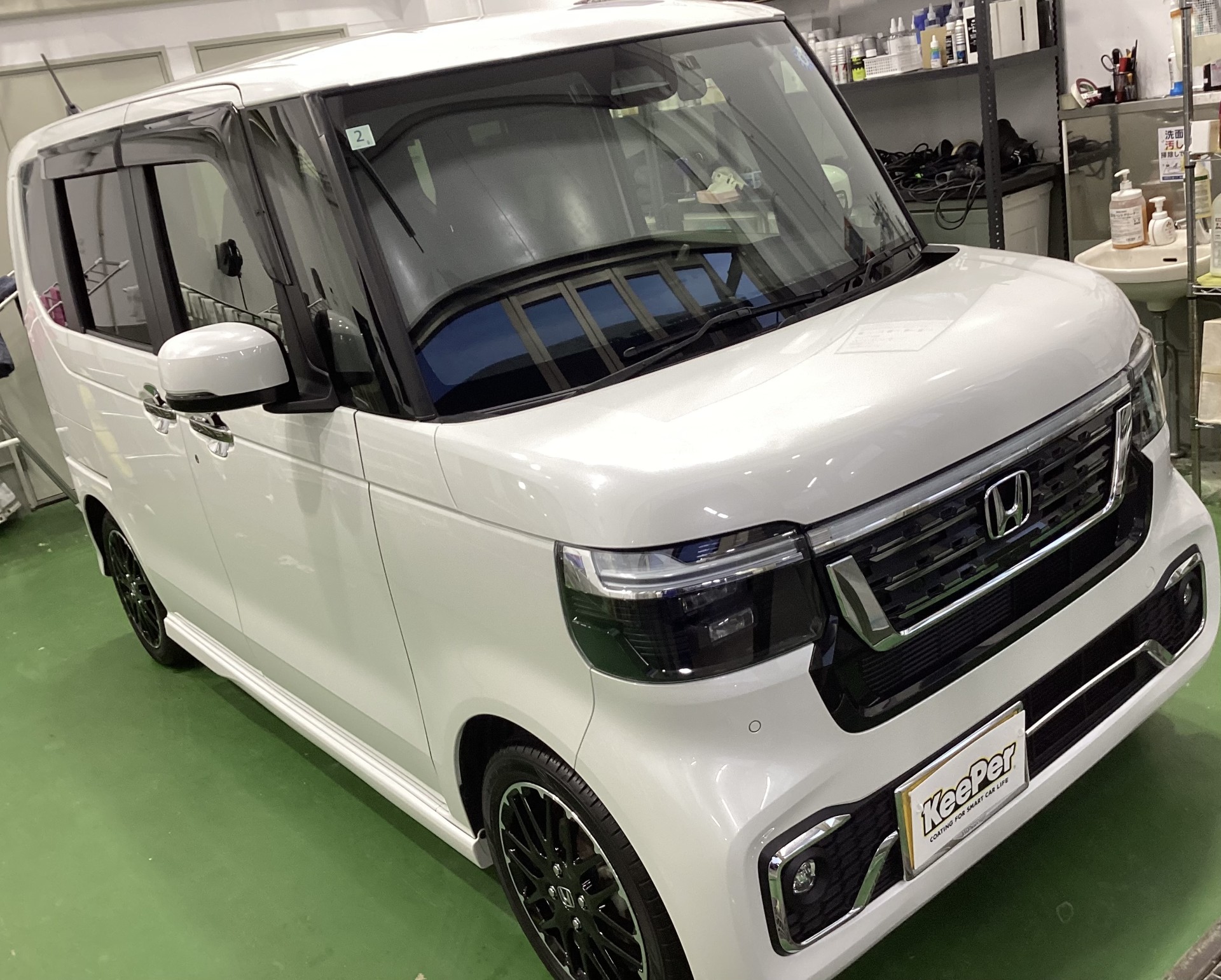 白いホンダ・N-BOXにDIAⅡプレミアムを施工した後の艶のあるボディ