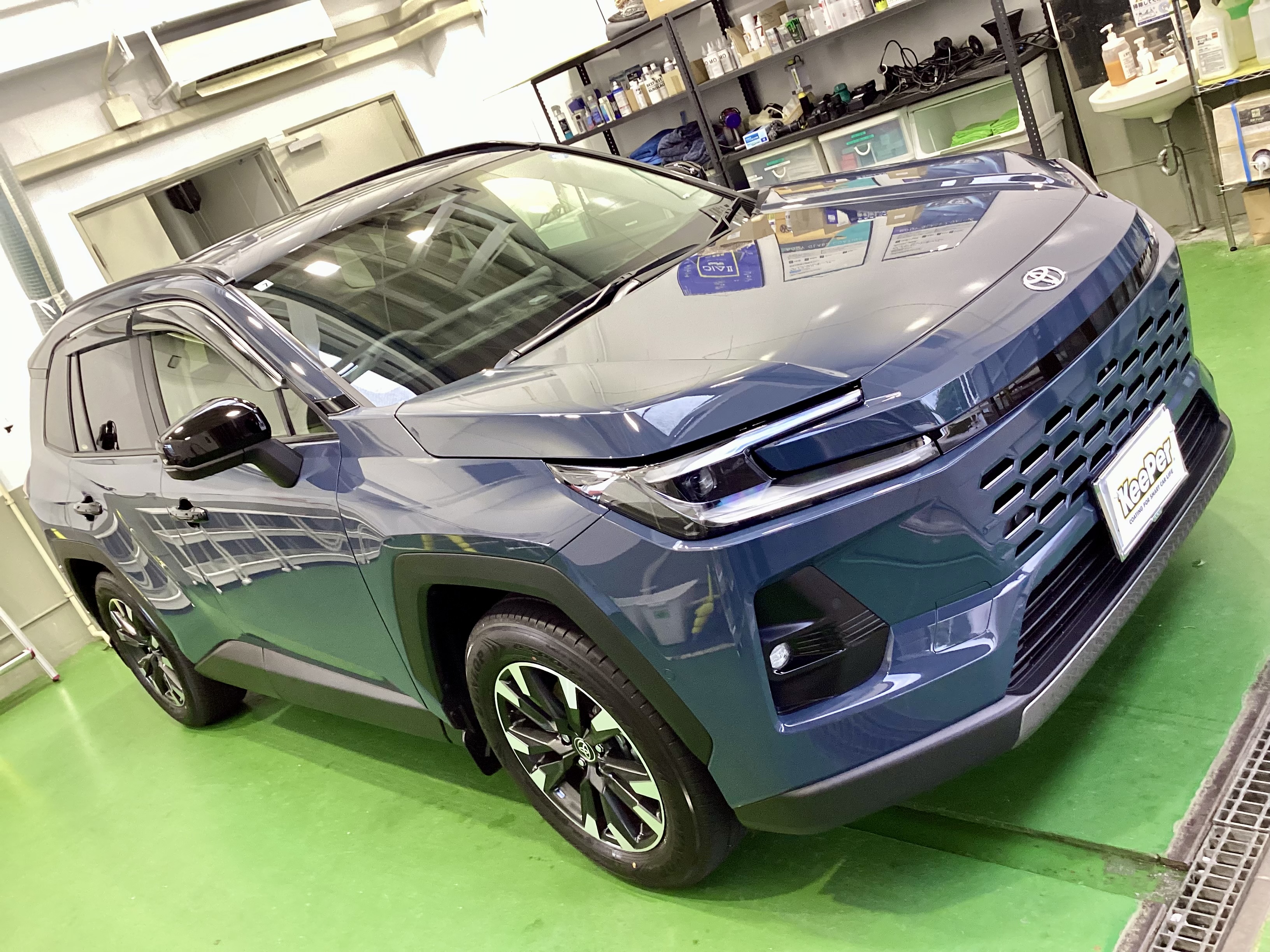 ネイビーのトヨタRAV4にフレッシュキーパーを施工した後のツヤのあるボディ