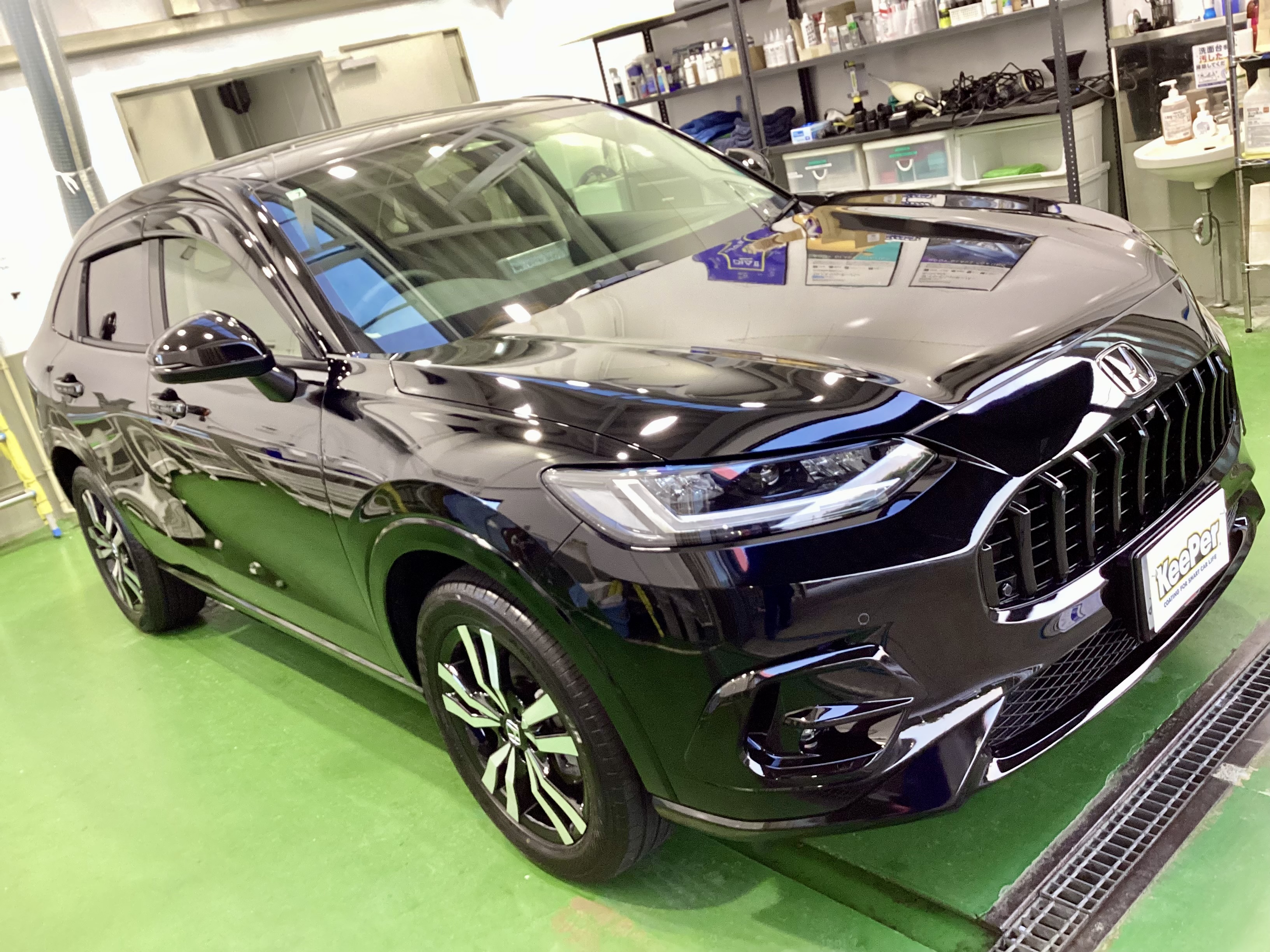 黒いホンダ　ZR-Vにフレッシュキーパーを施工した後の光沢のあるボディ