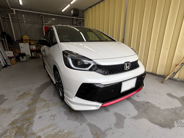 山陽道埴生インター上りTSで白いホンダ／フィットRSにフレッシュキーパーを施工した後の写真