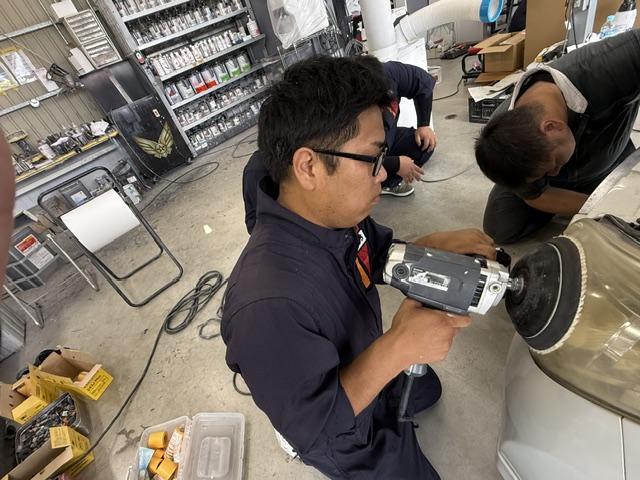 リペア工場で研磨作業を行うマネージャー