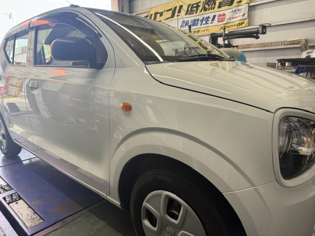 白いスズキ　アルトにクリスタルキーパーを施工した後のツヤのあるボディ
