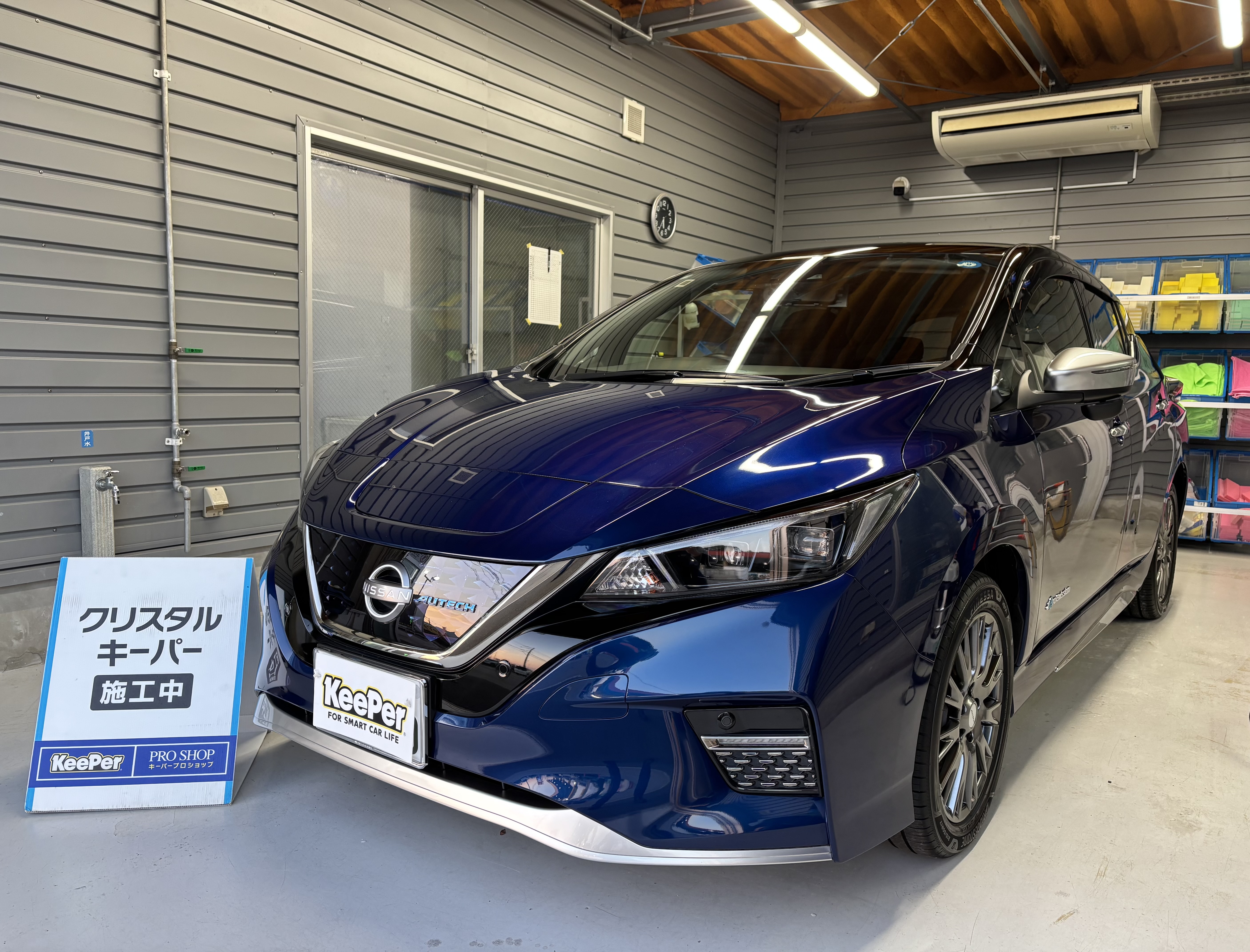 日産　リーフ　青にクリスタルキーパー・細密研磨・シリコンウィンドキーパー全面を施工した後の艶のあるボディ