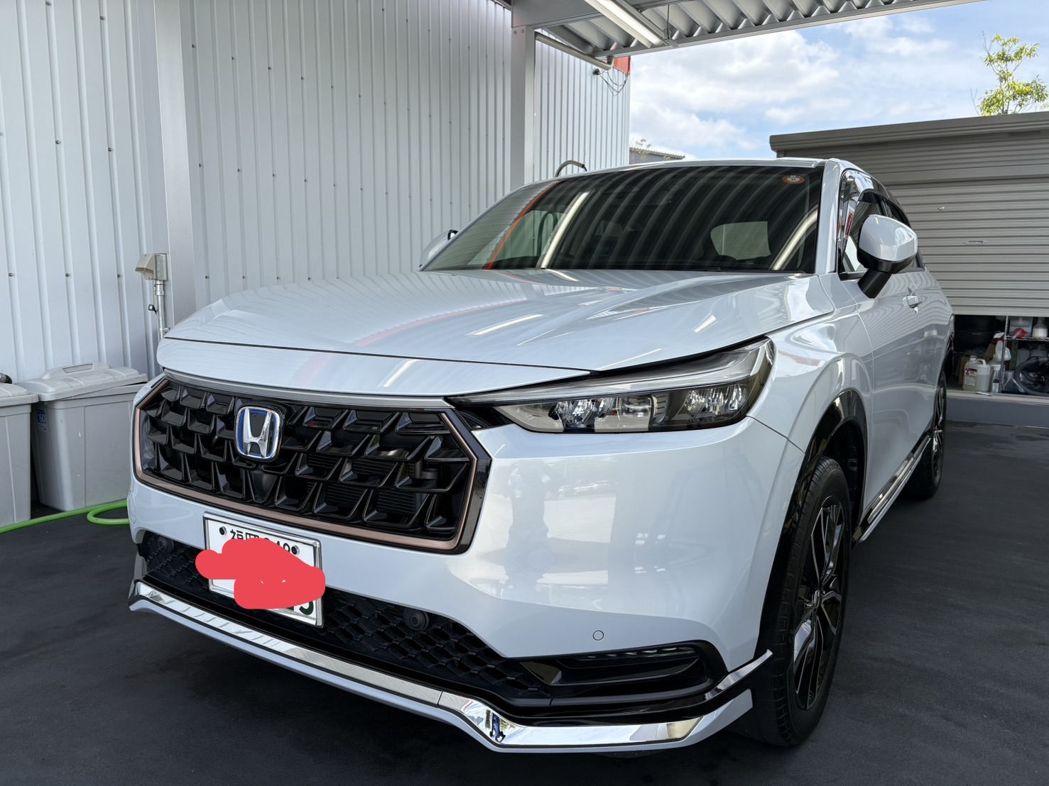白いホンダ　ヴェゼルに鉄粉取りを行いフレッシュキーパー施工した後のつやのあるボディ