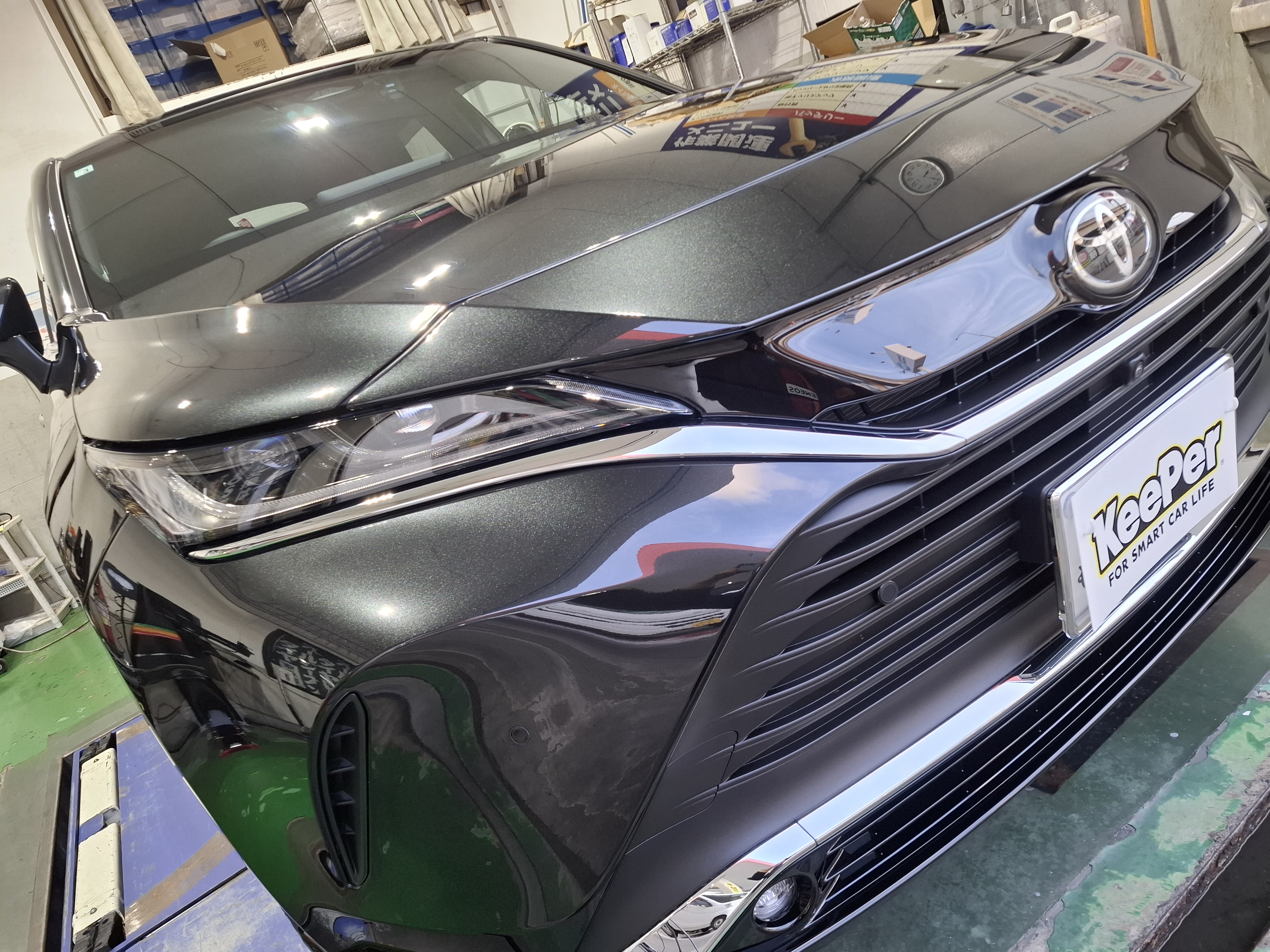 黒いトヨタ ハリアーにダイヤⅡキーパープレミアム仕様を施工した後の光沢のあるボディ