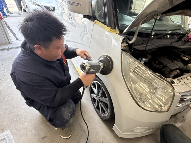 みずまき店のマネージャーが研磨作業を行う様子
